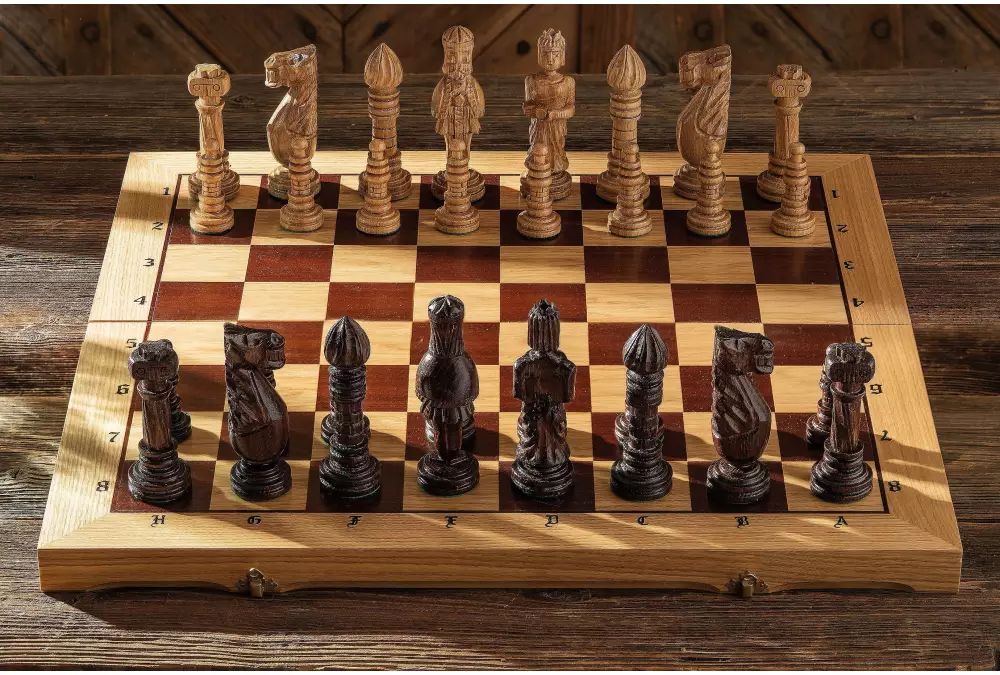 GRAN ajedrez de roble (65x65cm) con incrustaciones, tallado, de madera